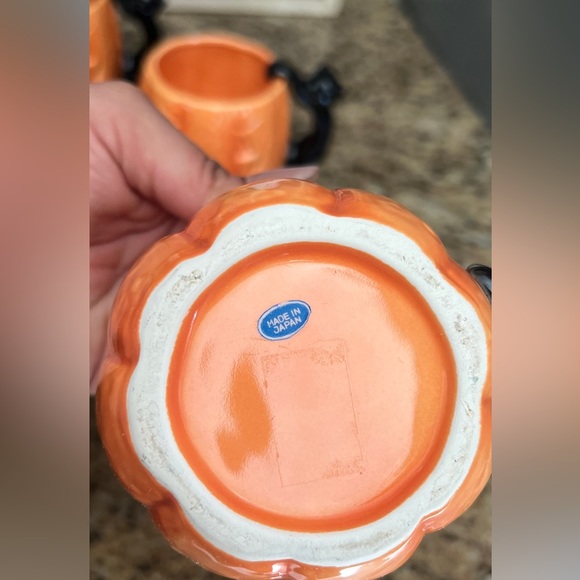 5 Halloween Mugs, 2 Cauldron Witch's
Brew mug, 3 Orange Jack O Lantern Mug - Picture 10 of 11